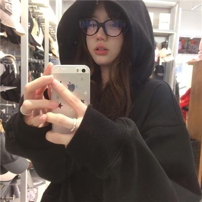 9顶假发的女孩
